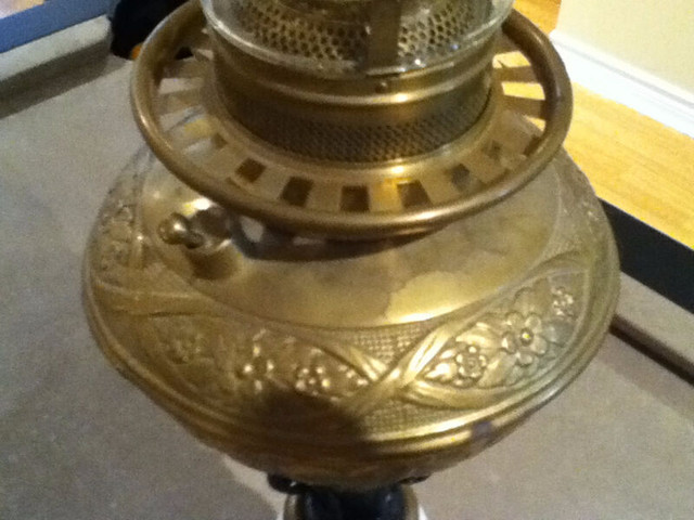 Antique Vintage Oil Kerosene Lamp Center Draft READ DESCRIPTION in Arts & Collectibles in Hamilton - Image 3