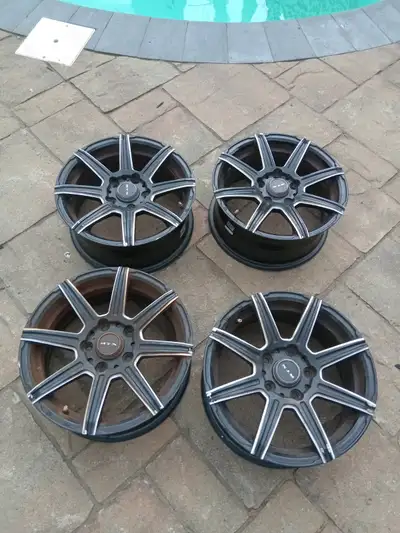 Référence:195/65 R15 Aires de petit trou au centre:11,13pouces/28,28cm Diamètre de la jante :16pouce...