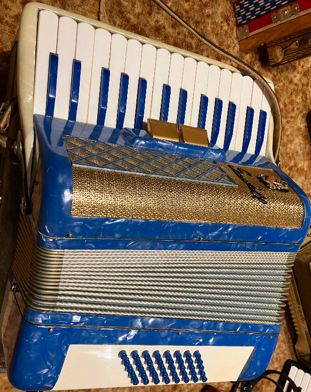 Scandalli small piano accordion 40 bass in Pianos & Keyboards in Winnipeg - Image 2