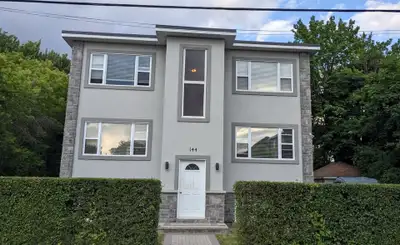 Bright and spacious apartment in a well maintained building; close to shopping center, quick access...
