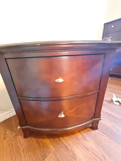 2 piece dresser and nightstand set. There is a mirror for the long dresser, I just didnt get a pictu...