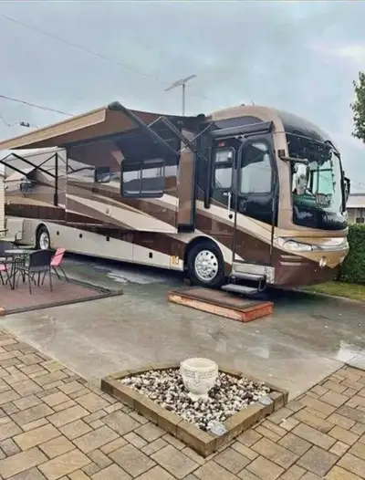 2006 Fleetwood Revolution class A 40' (Spartan) 3 extensions cat c9 engine 400 hp pre-emissions, sid...