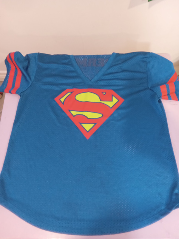 Womens Superman Jersey XL in Women's - Tops & Outerwear in St. Catharines