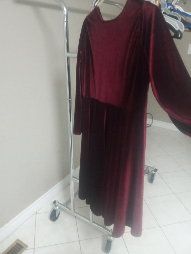 Maroon velvet Dress (medium size) in Women's - Dresses & Skirts in City of Toronto - Image 3