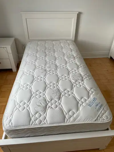 Lit jumeau en bois avec matelas, View more