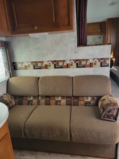 Spacious fifth wheel for your next adventure. This Pacific Coachworks 2008 Tango 2590 BH has a comfy...