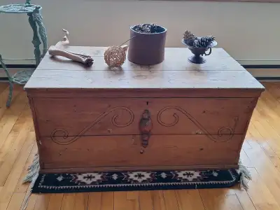 Coffre en bois antique, View more