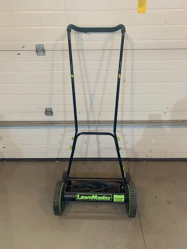 push lawnmower  in Lawnmowers & Leaf Blowers in Regina - Image 2