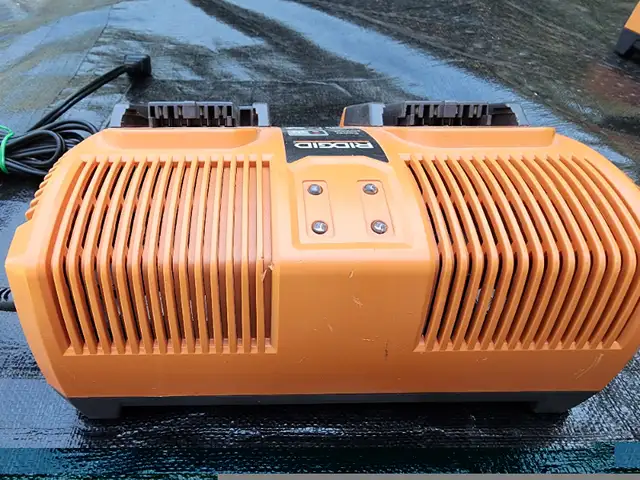 Ridgid Double Bank Rapid Max 12V, 14.4V & 18V Battery Charger in Power Tools in Windsor Region - Image 9
