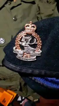Canadian Forces Newfoundland Regiment Badge And Beret