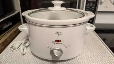Je vends une mijoteuse Bon Appétit compacte, idéale pour les petites portions et les espaces restrei...