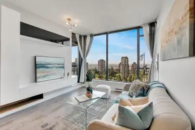 One bed + Den / Ocean, City & Mountain Views!!! Fully renovated!