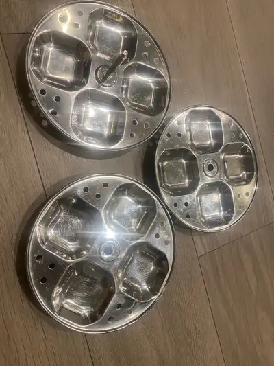 Stainless steel idli plates is new, excellent condition,Diameter-8 inches.