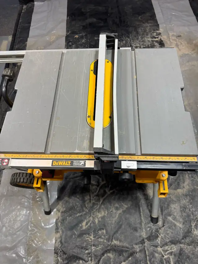 DEWALT 10” table saw with rolling stand in Power Tools in St. Catharines - Image 7