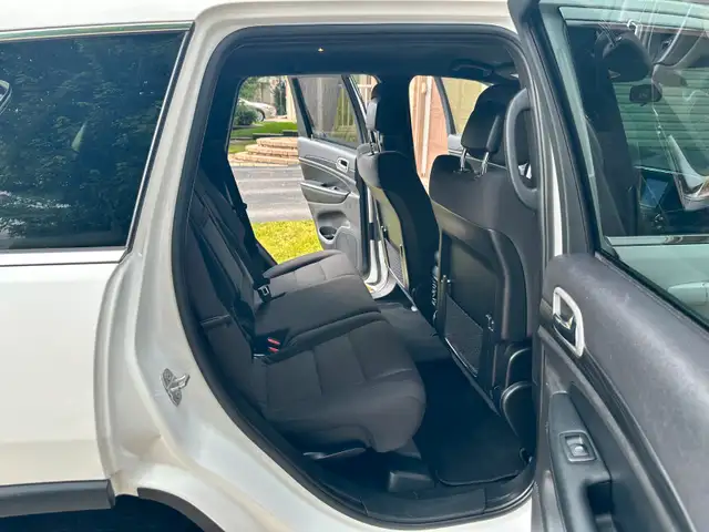 2011 Jeep Grand Cherokee Laredo – Minor issue, full transparency dans Autos et camions dans Ottawa - Image 11