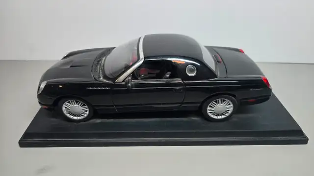 2002 FORD THUNDERBIRD MODEL CAR 1/18 scale  (NO BOX)62864745951233123