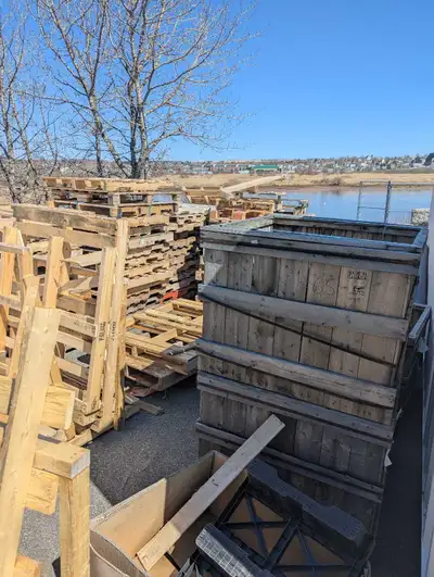 Mixed soft and hardwod pallets. Free fr thr taking. First come first serve.