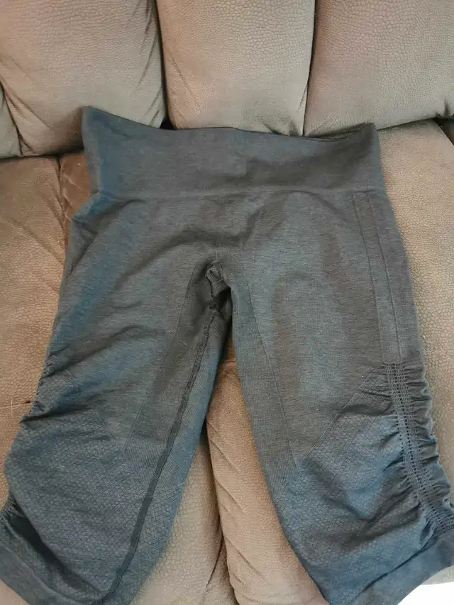 woman's capris in Women's - Bottoms in Annapolis Valley - Image 2