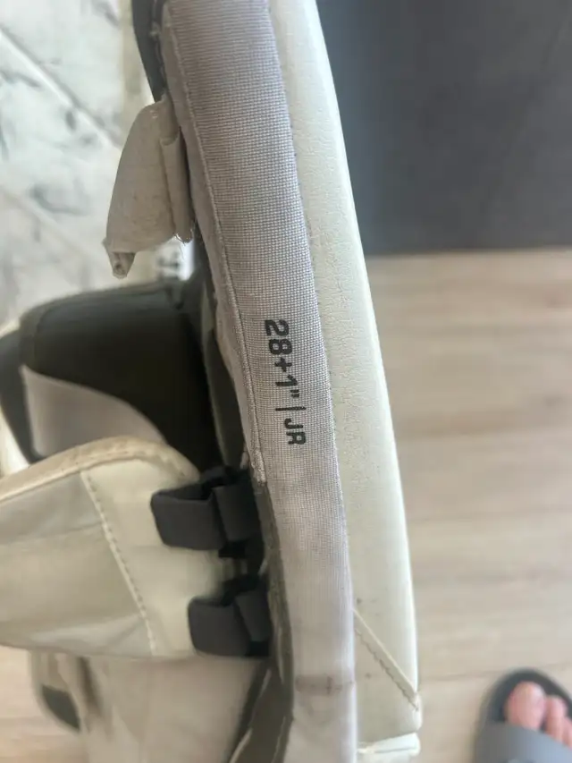 Full set of used, high quality youth goalie gear in Hockey in City of Toronto - Image 4