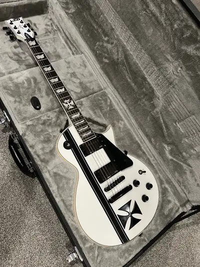 This James Hetfield signature LTD Ironcross is essentially in New condition. Very little play time....