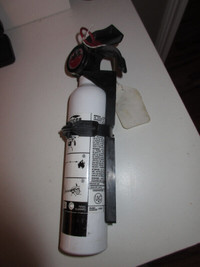 Garrison fire extinguisher with wall bracket small, kitchen