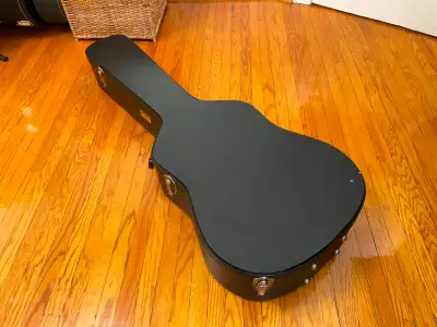Great hard case in good condition, dreadnought sized. TKL is the OEM for Martin guitar hard cases, h...