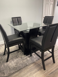 High quality dining table with 4 leather bar chairs w