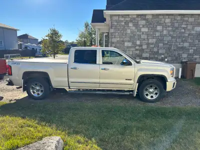 Pick-up GMC Sierra 1500 2014 Crew Cab 4x4. Version All-Terrain et groupe Z71 avec suspension et plaq...