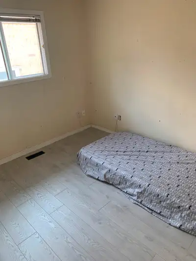 Upper Level Room for Rent. Kennedy/Bovaird. Move Today/Aug1st