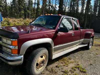 1998 Chev One Ton 4x4 Dualie. The truck has a new crate engine and a warranty guide; the mechanic's...