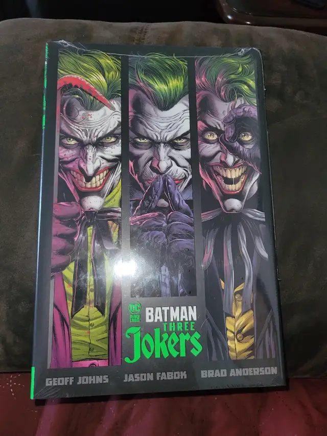DC BATMAN THREE JOKERS HARD COVER in Comics & Graphic Novels in Hamilton - Image 2