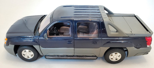 1:18 Welly Collection 2002 Chevrolet Avalanche Pickup Truck Grey in Arts & Collectibles in Kawartha Lakes - Image 2