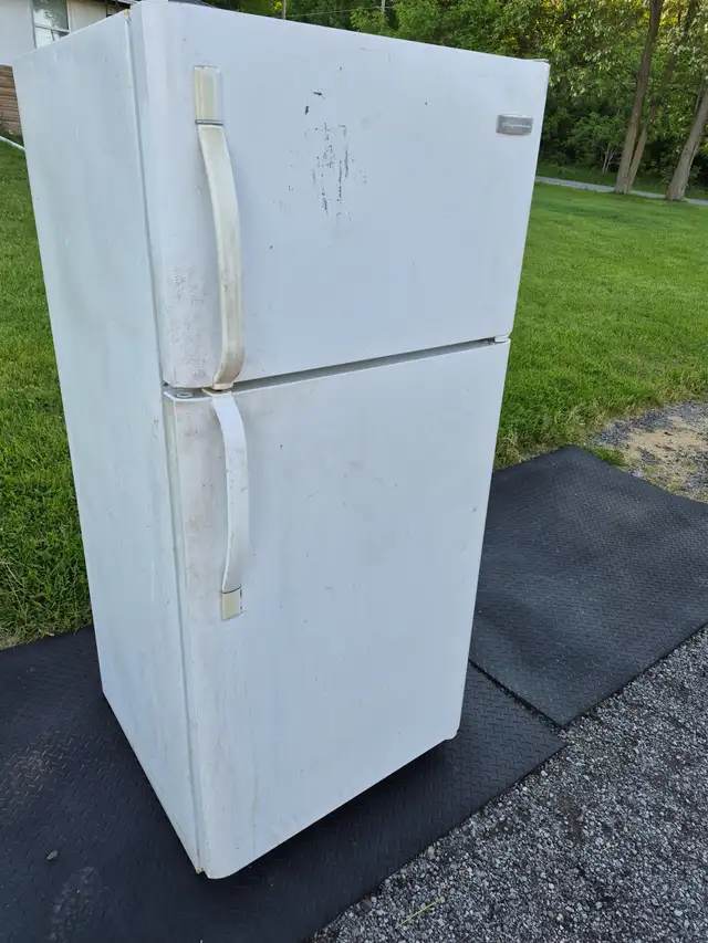 CHEAP fridge white top freezer Frigidaire 30'' in Refrigerators in Oakville / Halton Region - Image 2