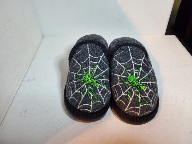 Spider slippers for boys brand new / pantoufle pour garçons neuf dans Autre  à Ouest de l’Île - Image 2