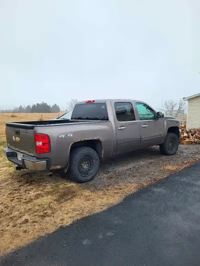 2012 chev silverado 4x4 4.8 v8. Aprox 265000km Mechanically sound needs frame and body work. Real Go...
