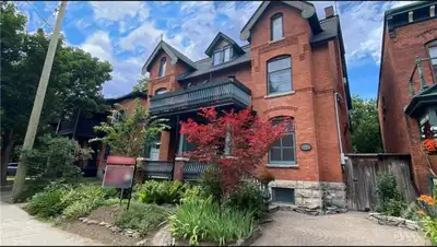 ELEGANT CENTRETOWN APARTMENT - UTILITIES INCL!