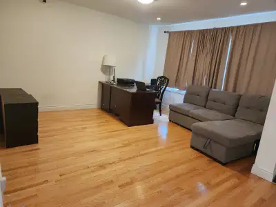 renting 2nd bedroom in 3 bedroom bungalow located on side street with no neighbors in the back, huge...