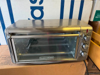 Compact Black+Decker Toaster Oven - Great for Quick Meals!