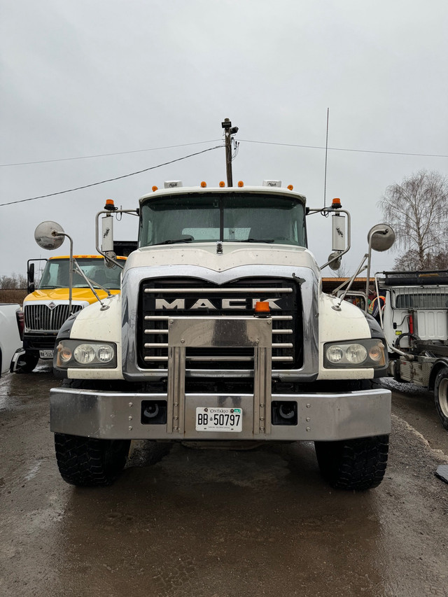 Mack tandem roll off truck heavy spec in Heavy Trucks in Oshawa / Durham Region - Image 2