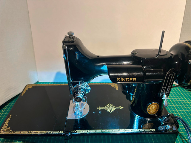 Singer Featherweight 221 sewing machine in Hobbies & Crafts in Oakville / Halton Region - Image 3