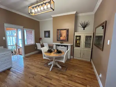 This heritage one bedroom suite has a large sunroom and a spectacular view of the narrows. Fully fur...