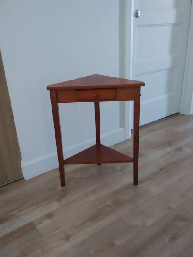 Table de coin triangulaire in Coffee Tables in Drummondville - Image 2