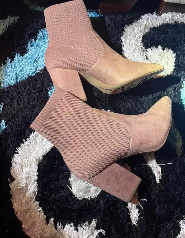 Woman’s Boots Size 8 in Women's - Shoes in City of Toronto - Image 4