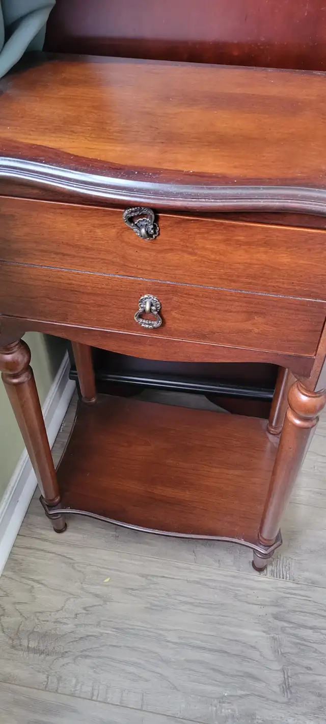 BOMBAY NIGHT STAND, SIDE TABLE IN BEAUTIFUL CONDITION in Dressers & Wardrobes in Mississauga / Peel Region - Image 4