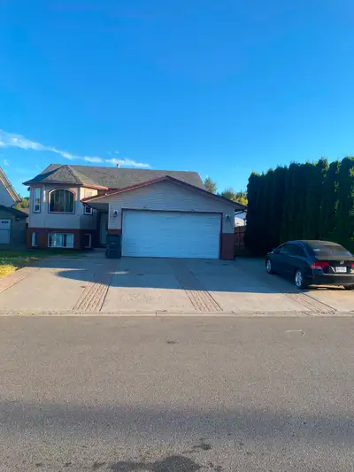 Three Bedroom House for Rent Nice Place Convenient bus stops. Costco and Superstore nearby Utilities...