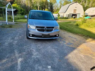This 2015 Dodge Grand Caravan crew has been very well maintained. Comes with 2 set of rims with all...