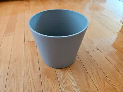 Cache Pot en Céramique / couleur Taupe / Fait en Germany $5.00 circonférence du haut + ou - 10 pouce...