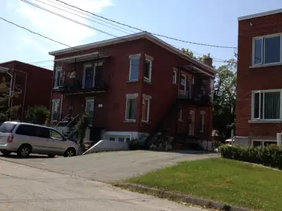 Appartement 3 1/2 dans un triplex. Tout Inclus: Hydro, Internet, déneigement, parking, meubles, lave...
