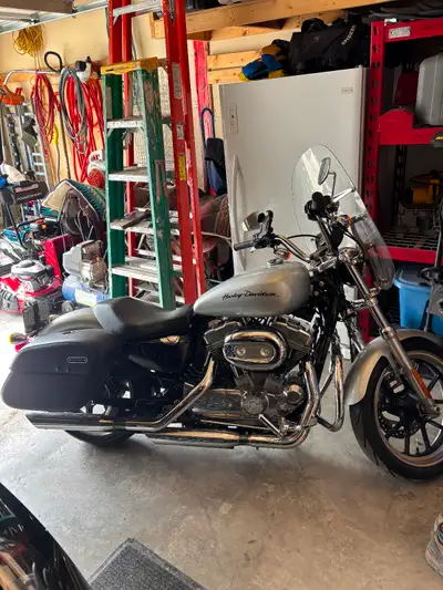2015 Harley 883 Super Low crash Bars Leather lockable bags Winshield Front controls Excellent condit...