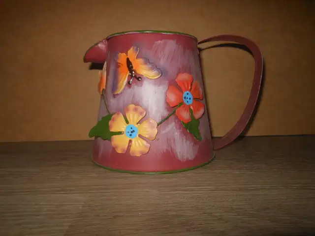 metal watering can with decor in Plants, Fertilizer & Soil in City of Montréal - Image 4